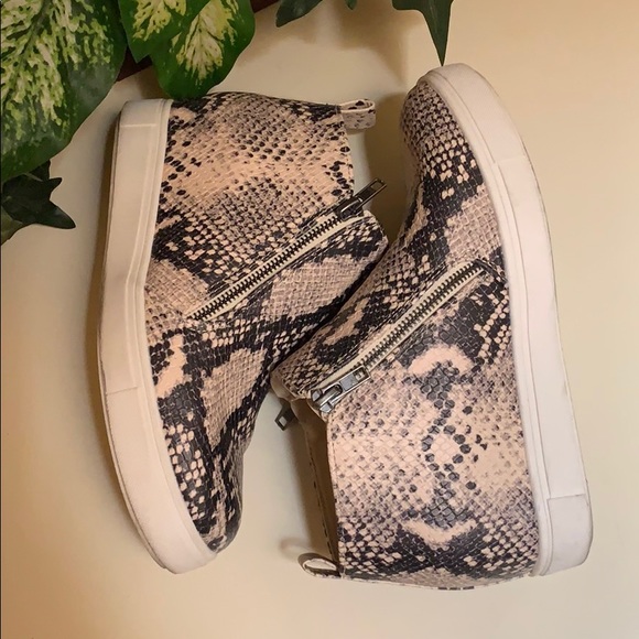 Shoes - 🎯 5/$25 Time and Tru Sneakers